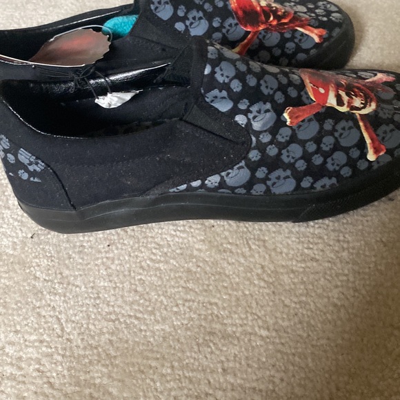 NWT Pirates of the Caribbean Black/Gray Slip on Sneakers - Picture 3 of 7